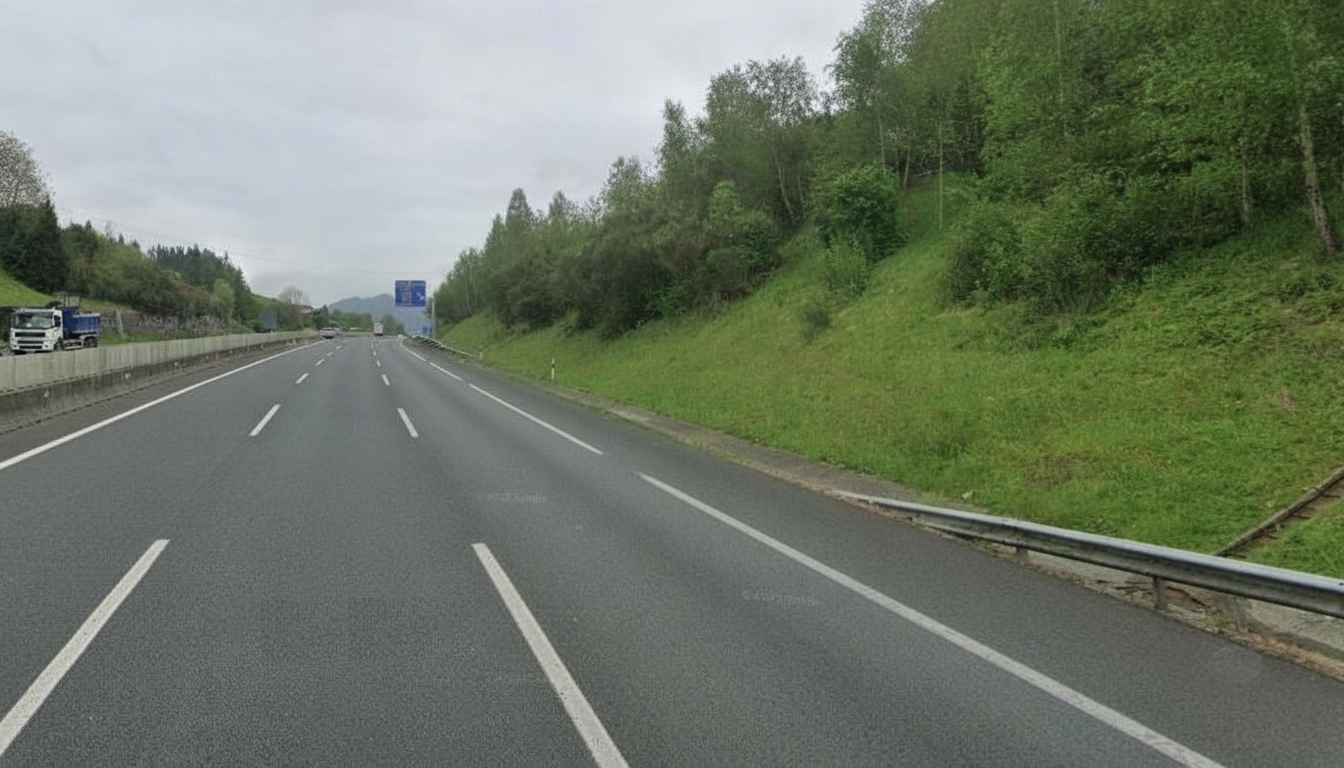 Image 1 of Start of work on maintenance for slope adjustments on AP-8 at km 87, in the direction of Gipuzkoa.