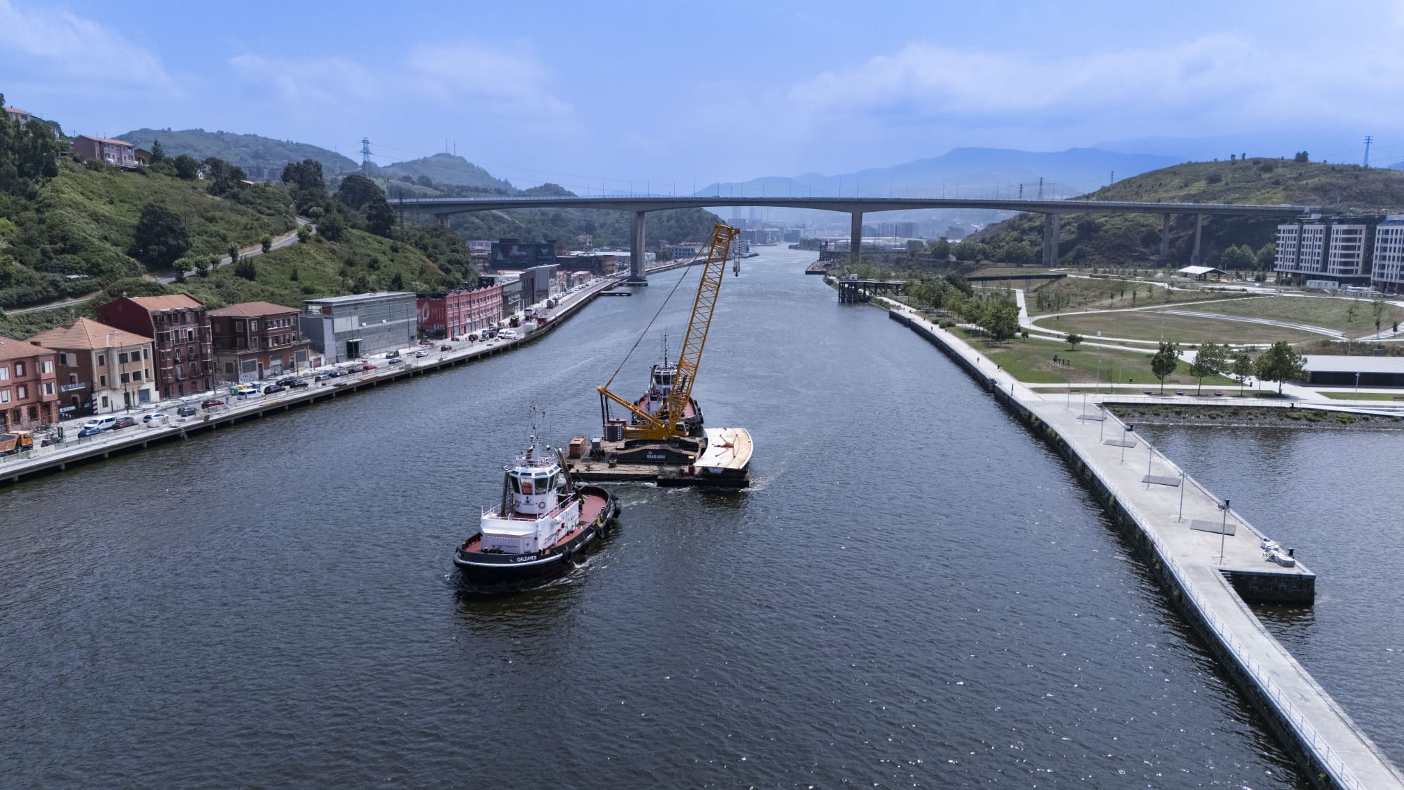 Imagen 1 de Una grúa de cadenas de 300 toneladas inicia el montaje del primer tramo sobre el agua de la pasarela All Iron entre Barakaldo y Erandio
